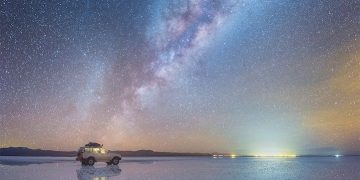 Fotógrafo capta imágenes de la Vía Láctea reflejada desde el salar de Uyuni en Bolivia