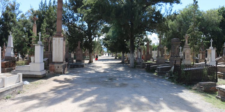 Panteones municipales se mantienen cerrados este 10 de Mayo