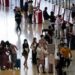 Familiares de pacientes con civid viven incertidumbre afuera de los hospitales en CdMx