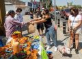 Lo único que queremos es sobrevivir: Artesanos cambian creaciones por despensas