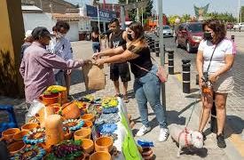 Lo único que queremos es sobrevivir: Artesanos cambian creaciones por despensas