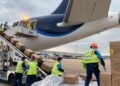 Llega cuarto vuelo de EU con insumos para combatir covid-19
