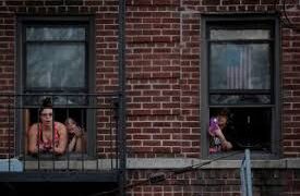Nueva York se entretiene con un concurso de canto desde balcones
