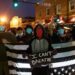 Continúan protestas tras asesinato de hombre negro a manos de policía en EU