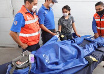 Protección civil recibe trajes especiales para atención de emergencias