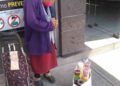 Ancianita vende gelatinas debido a necesidad durante contingencia, redes piden ayuda