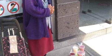 Ancianita vende gelatinas debido a necesidad durante contingencia, redes piden ayuda