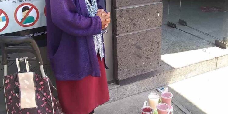 Ancianita vende gelatinas debido a necesidad durante contingencia, redes piden ayuda