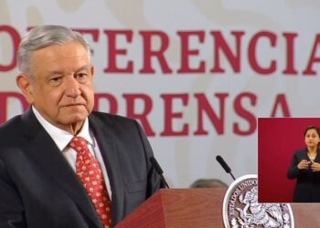 AMLO da medalla de oro a ciudadanos por respetar Sana Distancia