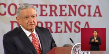 AMLO da medalla de oro a ciudadanos por respetar Sana Distancia