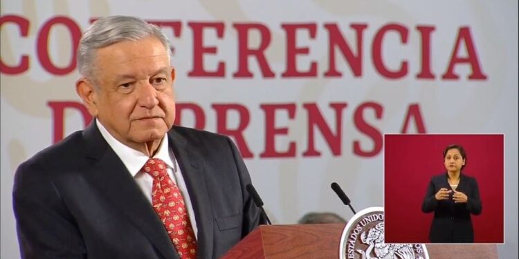 AMLO da medalla de oro a ciudadanos por respetar Sana Distancia