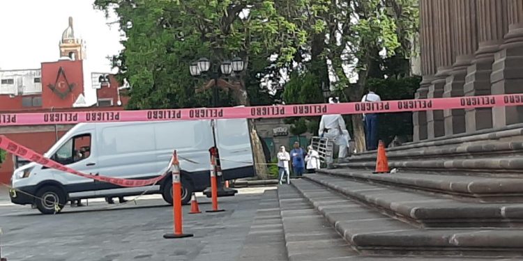 FGE investiga muerte de hombre fuera del Teatro de la Paz