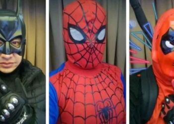 Maestro se disfraza todos los días de superhéroe para dar clases online