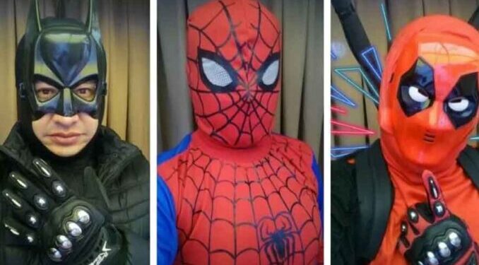 Maestro se disfraza todos los días de superhéroe para dar clases online