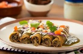 Prepara unos tacos dorados de res en salsa verde