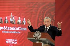 AMLO se disculpa con médicos aunque insiste en que hay mercantilismo