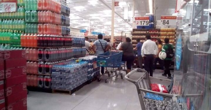 Gente de Cancún se pelea por cerveza en los supermercados