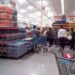 Gente de Cancún se pelea por cerveza en los supermercados