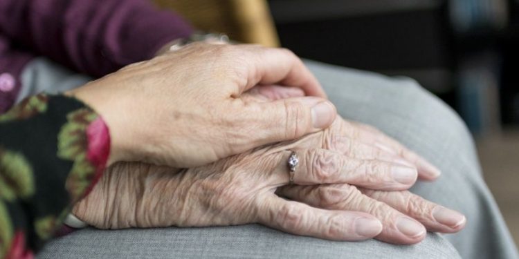 Trasladan a hospitales a residentes de asilo de NL con coronavirus