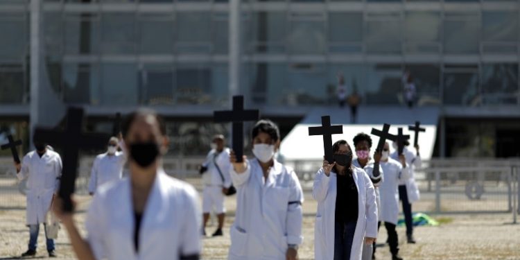 Brasil registra su día más letal por coronavirus, 600 muertes en un día