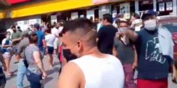 Ignoran cuarentena y se pelean por la cerveza en OXXO