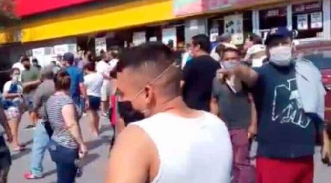 Ignoran cuarentena y se pelean por la cerveza en OXXO