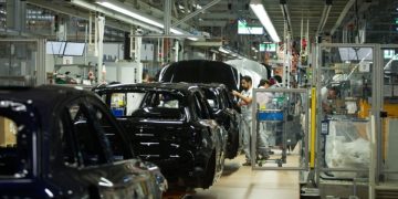 Se desploma 98% producción automotriz en México