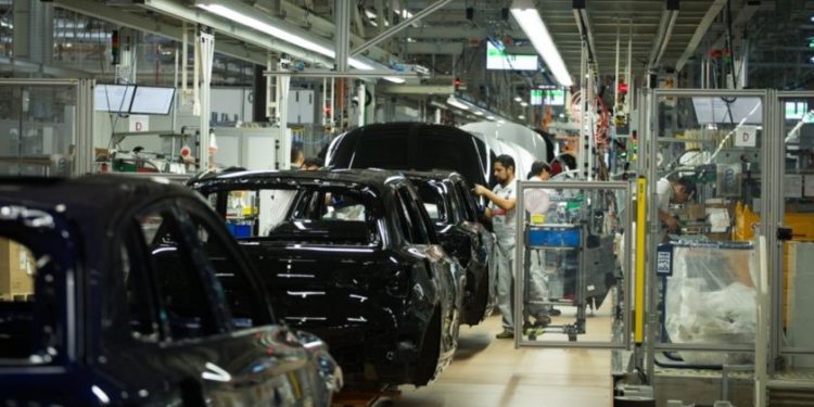 Se desploma 98% producción automotriz en México