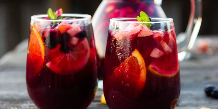 Este 10 de Mayo prepara una sangría de granada y moras