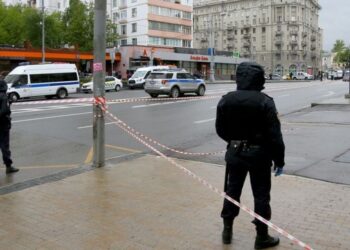 Detienen a sujeto que se atrincheró en un banco de Moscú con una bomba