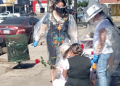 Niños se cubren de plástico para visitar a mamá enfermera
