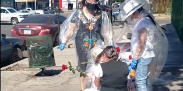Niños se cubren de plástico para visitar a mamá enfermera