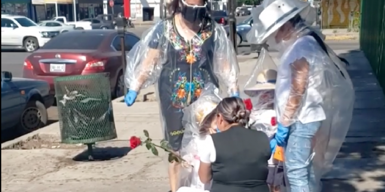 Niños se cubren de plástico para visitar a mamá enfermera