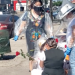 Niños se cubren de plástico para visitar a mamá enfermera