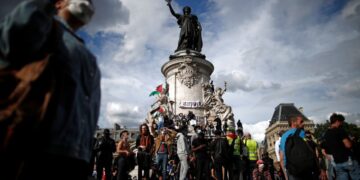Manifestantes contra el racismo se enfrentan a la policía en París