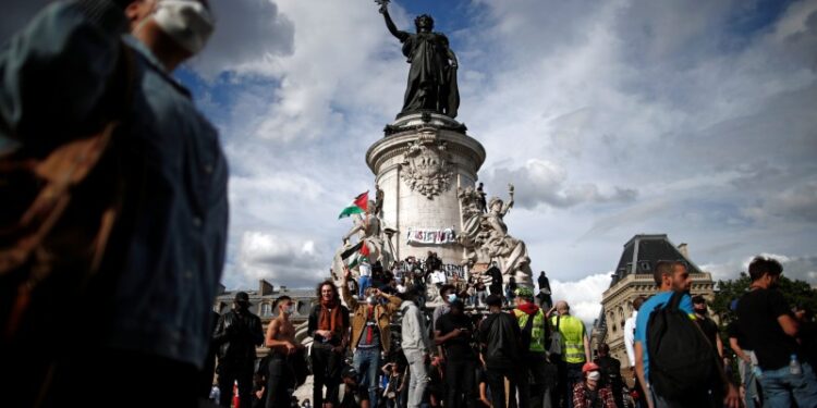Manifestantes contra el racismo se enfrentan a la policía en París