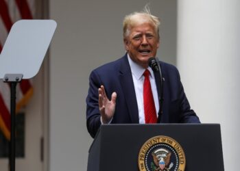 Trump dice que el libro de su exconsejero Bolton es pura ficción