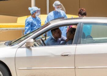 Intenta revivir a su abuela afuera de hospital