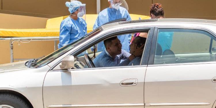 Intenta revivir a su abuela afuera de hospital