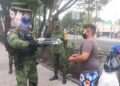 Sedena le da una sopresa al niño que cambia juguetes por despensa