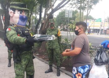 Sedena le da una sopresa al niño que cambia juguetes por despensa