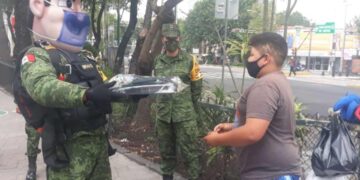 Sedena le da una sopresa al niño que cambia juguetes por despensa