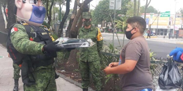 Sedena le da una sopresa al niño que cambia juguetes por despensa