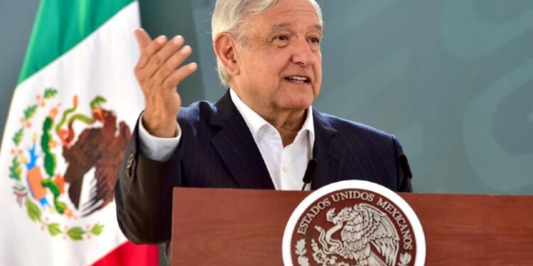 AMLO anuncia contratación permanente de 50 mil médicos y enfermeras