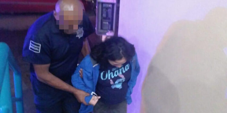 Agentes municipales apoyan a trasladar mujer en labor de parto