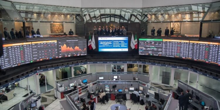 Bolsa mexicana cae por preocupaciones sobre segunda ola global de coronavirus