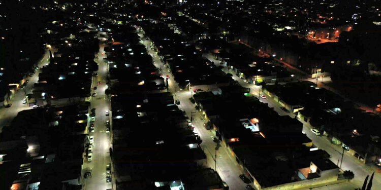 Ayuntamiento instala nuevo alumbrado en 15 colonias y 7 avenidas