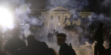 Incendios cerca de la Casa Blanca en las violentas protestas de Estados Unidos