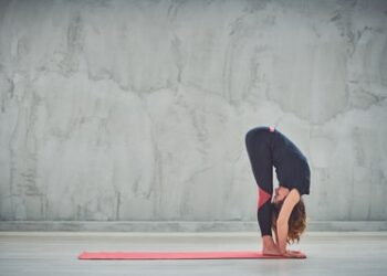 5 posturas de yoga que te ayudarán a aliviar el dolor de espalda