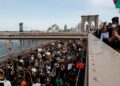 Miles cruzan el puente de Brooklyn para exigir justicia por asesinato de George Floyd